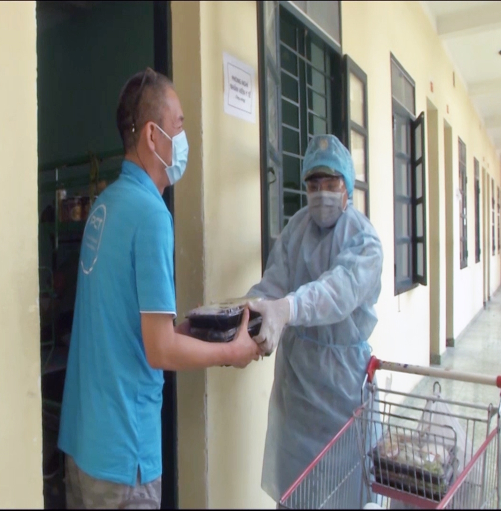 Dù phải leo bộ đến 5 tầng lầu, mỗi tầng có 5 phòng, mỗi phòng 5-8 công dân, nhưng các chiến sĩ luôn vui vẻ, tận tình, đưa cơm đến tận tay người dân.